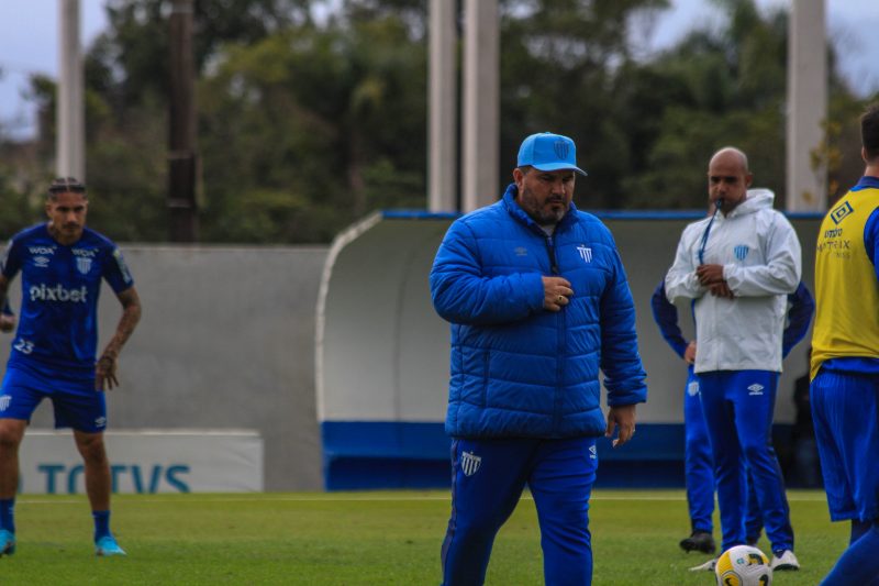 Eduardo Barroca tem dura missão no Avaí nesta reta final 