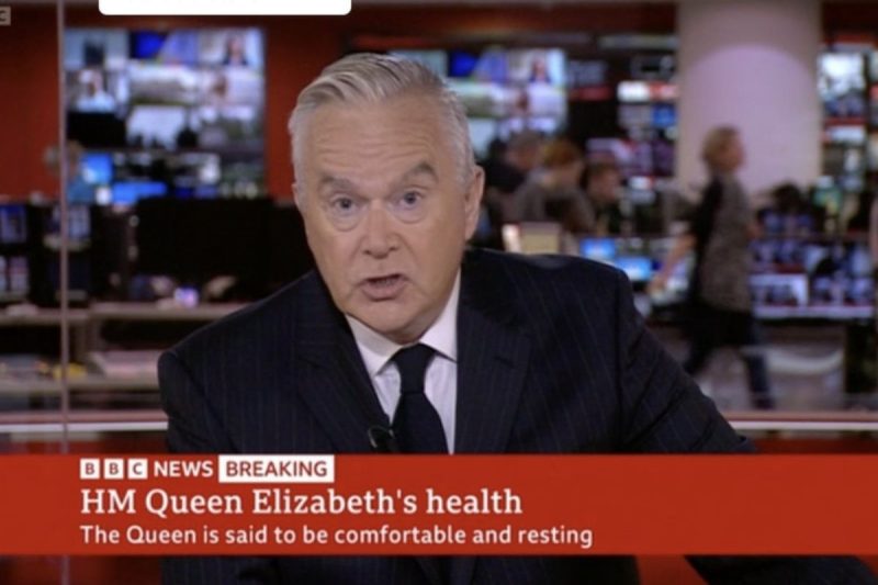 Apresentadores da BBC usam preto ap&oacute;s not&iacute;cia sobre sa&uacute;de da Rainha Elizabeth II – Foto: Reprodu&ccedil;&atilde;o/Internet