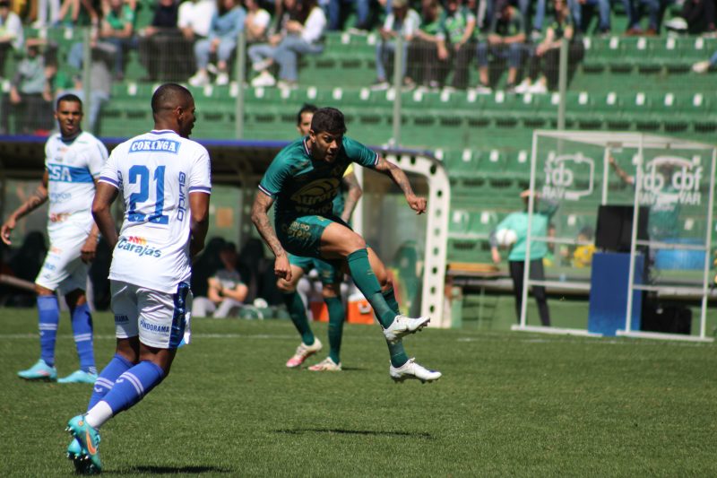 Betinho em a&ccedil;&atilde;o contra o CSA – Foto: Jo&atilde;o V&iacute;tor Heemann/ACF/ND