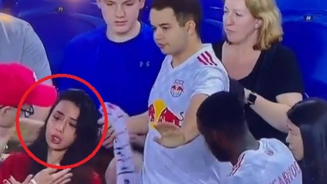 Jogador tenta se aproximar para pedir desculpas, mas familiares n&atilde;o aceitam e mandam ele se afastar – Foto: Reprodu&ccedil;&atilde;o