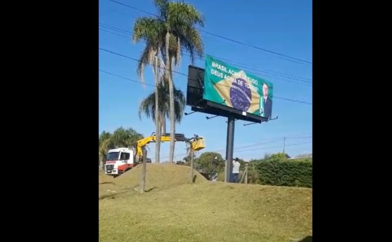 Nesta quarta-feira, foi retirado o outdoor localizado em Chapec&oacute;&nbsp; &mdash; Foto: Reprodu&ccedil;&atilde;o/ND