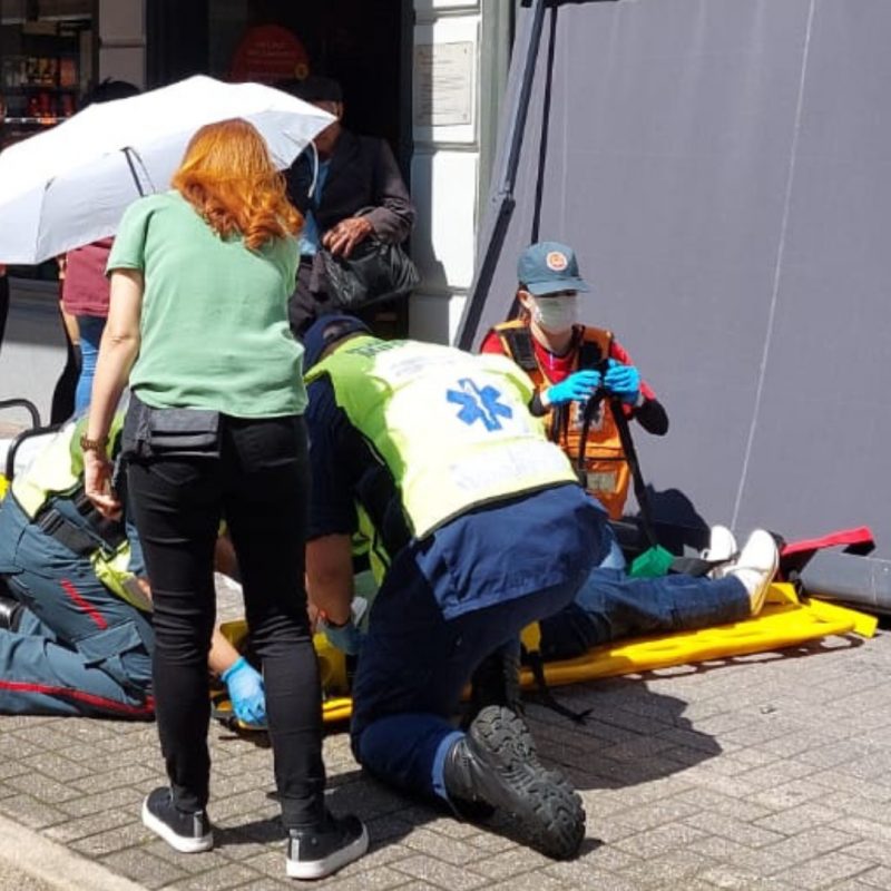 Idosa ficou ferida ap&oacute;s toldo cair sobre ela em Blumenau – Foto: Divulga&ccedil;&atilde;o/Corpo de Bombeiros de Blumenau/ND