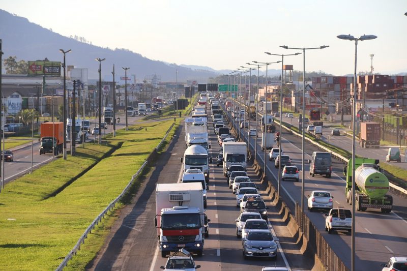 Trecho registra constantes filas e congestionamentos, que se intensificam na temporada de verão &#8211; Foto: Prefeitura de Penha/Divulgação/ND