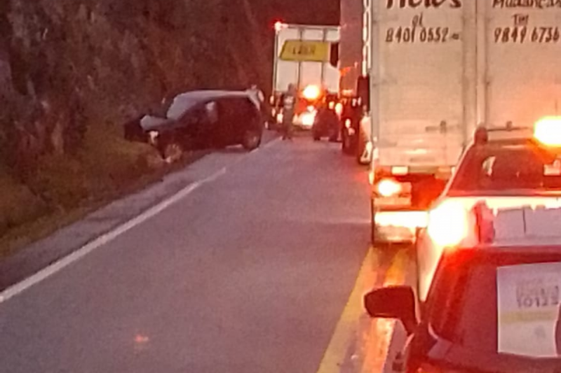 Pista parcialmente interrompida no local do acidente – Foto: PRF/Divulga&ccedil;&atilde;o/ND