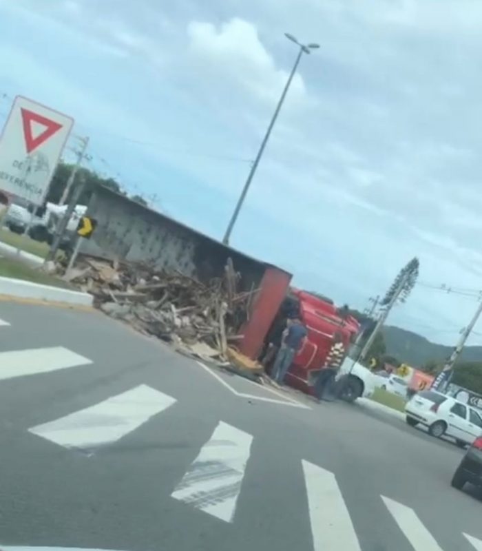 Caminh&atilde;o tombou na SC-405 – Foto: GMF/Divulga&ccedil;&atilde;o/ND