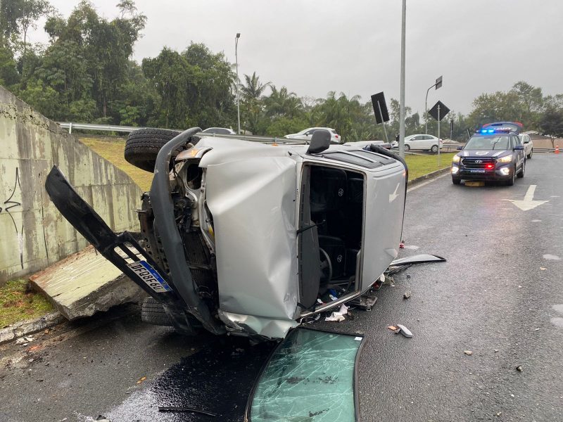 Motorista perde controle de caminhonete e cai de viaduto em Blumenau – Foto: Mois&eacute;s Stuker/NDTV