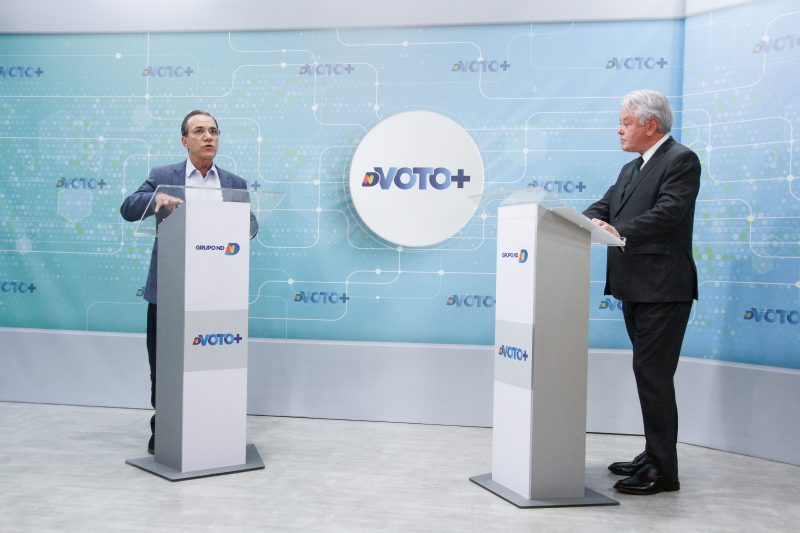 Jornalista Paulo Alceu entrevistou o candidato D&eacute;cio Lima (PT) – Foto: Leo Munhoz/ND