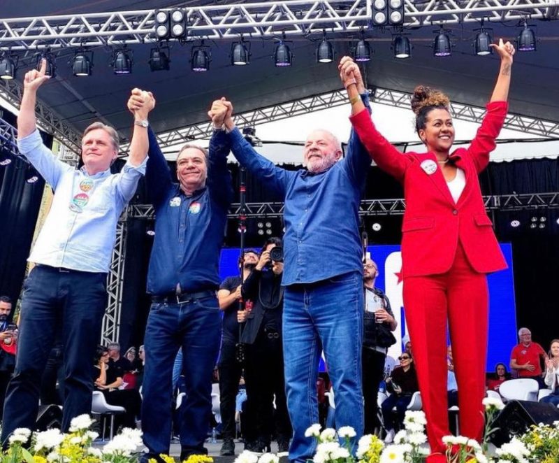 Candidatos do PT no palanque montado em Florian&oacute;polis – Foto: Reprodu&ccedil;&atilde;o/@deciolima/ND