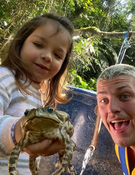 Irm&atilde;os est&atilde;o fazendo sucesso na internet com v&iacute;deos em que a ca&ccedil;ula aparece brincando com sapos – Foto: Divulga&ccedil;&atilde;o/Redes sociais/ND