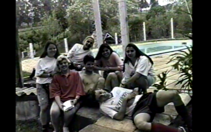 Algumas f&atilde;s passaram o dia com os Mamonas Assassinas. &mdash; Foto: Skip Produ&ccedil;&otilde;es/Voo do Morcego/Divulga&ccedil;&atilde;o