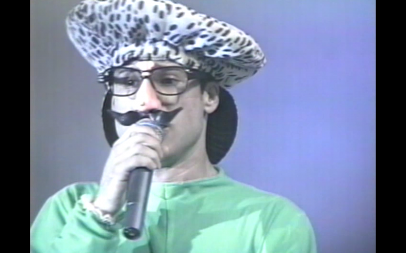 Dinho Alves era o vocalista e uma das figuras mais caricatas dos Mamonas Assassinas. – Foto: Skip Produ&ccedil;&otilde;es/Voo do Morcego/Divulga&ccedil;&atilde;o