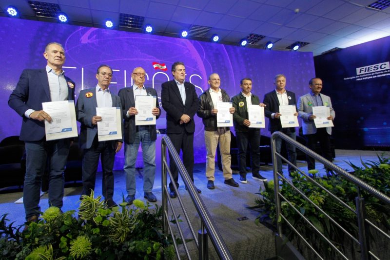 Sebrae/SC CEO Carlos Fonseca and seven government candidates demanding entrepreneurs – Photo: Leo Muñoz/ND
