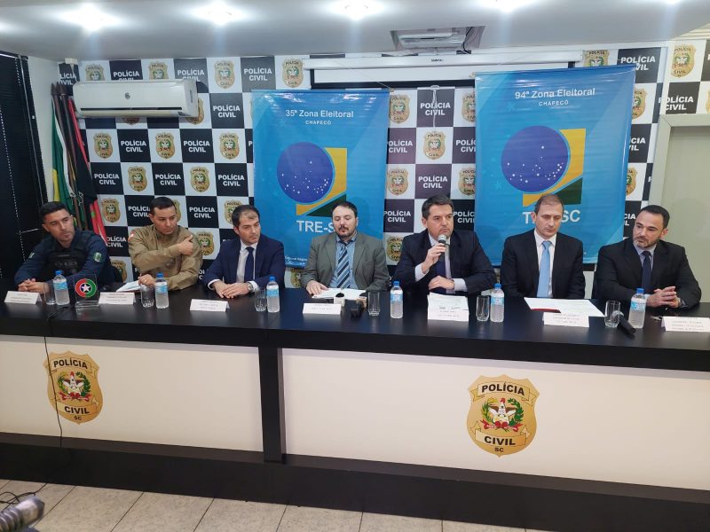 Autoridades da Justi&ccedil;a Eleitoral e das for&ccedil;as de seguran&ccedil;a de Chapec&oacute; participaram da coletiva. – Foto: Caroline Figueiredo/ND
