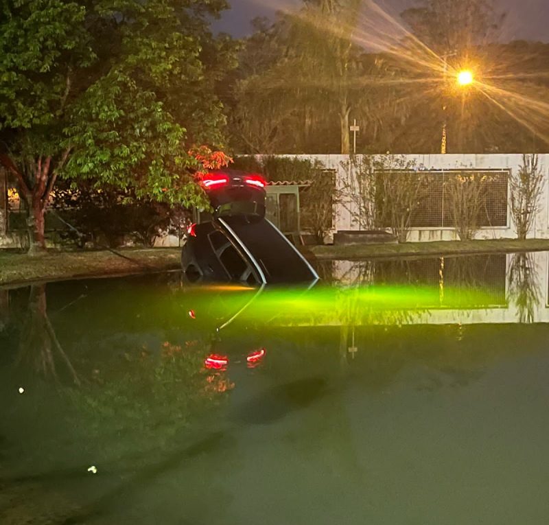 Carro desgovernado invade o lago de um condom&iacute;nio de luxo e afunda. – Foto: Divulga&ccedil;&atilde;o/ND