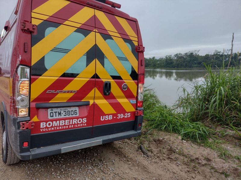 A v&iacute;tima foi encontrada boiando com apenas o bra&ccedil;o para fora do rio – Foto: Bombeiros Volunt&aacute;rios/Reprodu&ccedil;&atilde;o/ND