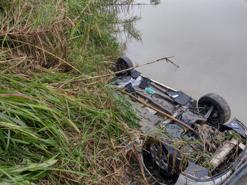 Carro que caiu no rio tinha registro de roubo – Foto: Bombeiros Volunt&aacute;rios/Divulga&ccedil;&atilde;o/ND