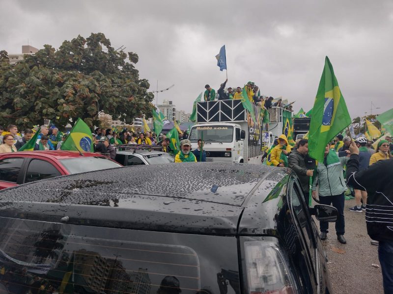 Carro impede in&iacute;cio da trajet&oacute;ria da manifesta&ccedil;&atilde;o pr&oacute;-Bolsonaro, em Florian&oacute;polis – Foto: Divulga&ccedil;&atilde;o/ND