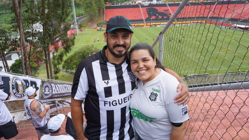 Leandro e Juliana vieram ao Barrad&atilde;o torcer pelo Figueirense – Foto: Ian Sell/ND