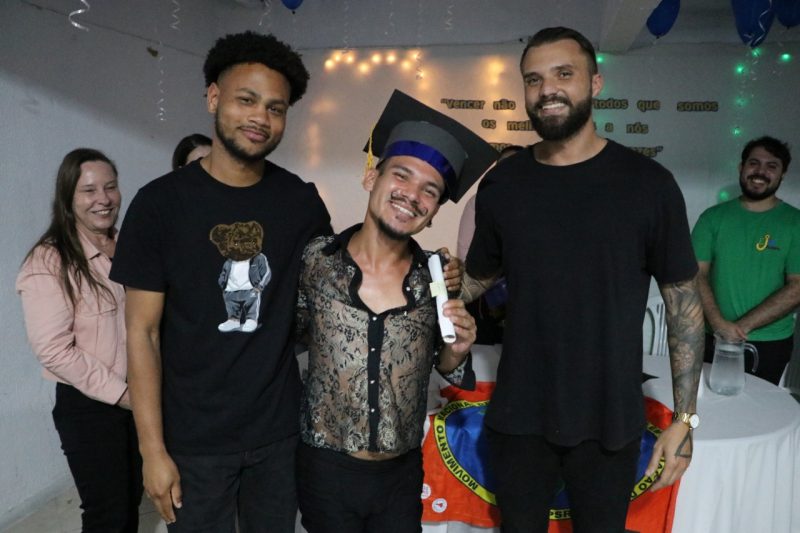 Igor celebra o certificado de barbeiro – Foto: PMF/Divulga&ccedil;&atilde;o/ND