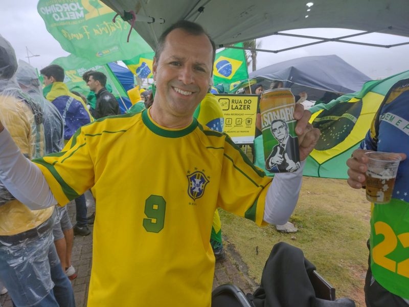 Manifestante pr&oacute;-governo bebe cerveja “Bolsonaro” em ato de Florian&oacute;polis – Foto: Divulga&ccedil;&atilde;o/ND
