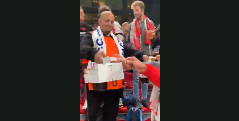 Seguran&ccedil;as do Copenhague distribuem cervejas – Foto: Twitter