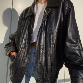 As roupas escuras t&ecirc;m o seu charme especial, mas ser&aacute; que usar com excesso pode ser bom? – Foto: @cherishthelabel/Divulga&ccedil;&atilde;o/ND