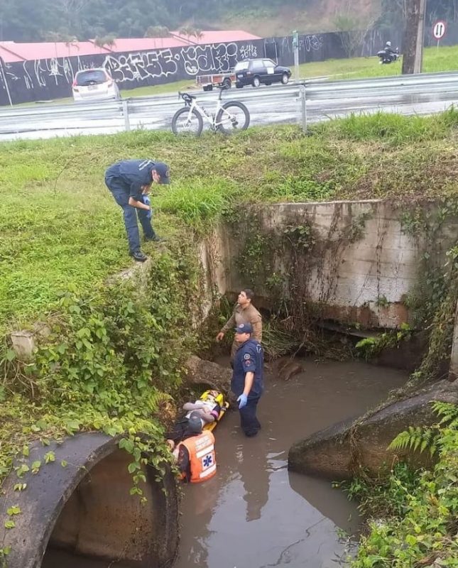 O ciclista seguia para o centro da cidade quando colidiu contra a prote&ccedil;&atilde;o met&aacute;lica da rodovia e foi projetado para dentro da valeta. – Foto: Instagram PMRv/ ND