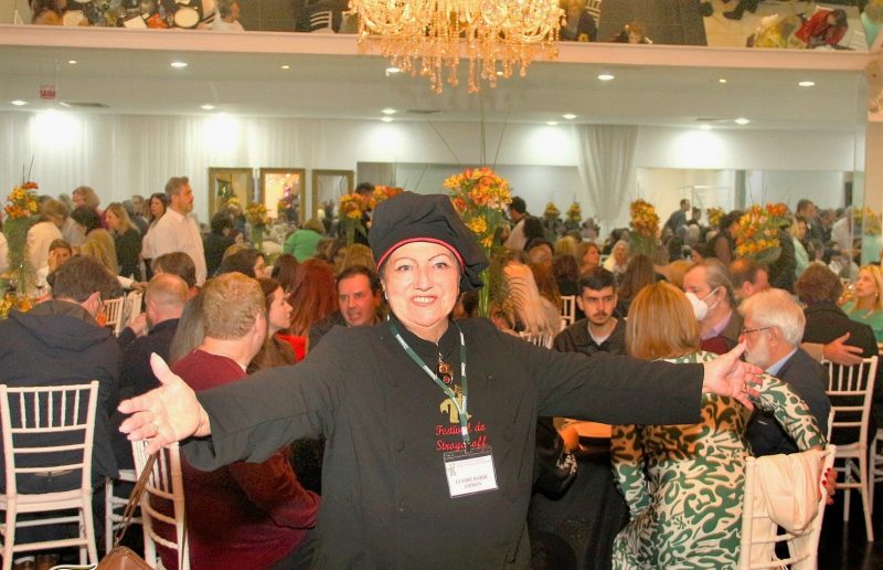 Cleide Barbi Ammon abra&ccedil;a o sucesso do 21&deg; Festival do Strogonoff – Foto: Fatima Damaceno/Divulga&ccedil;&atilde;o/ND