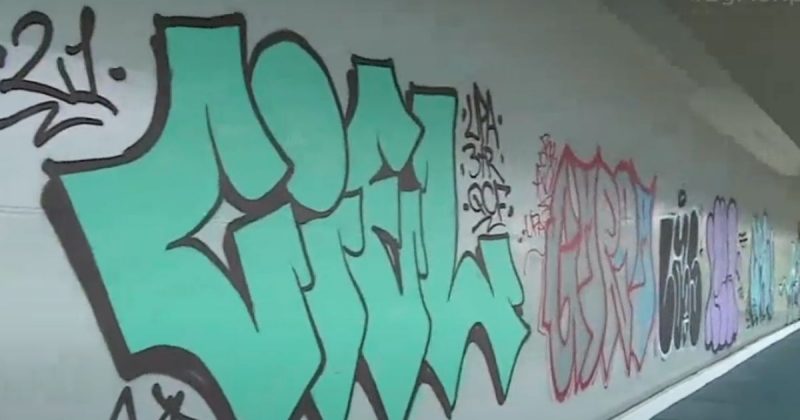 Passarela da ponte Pedro Ivo Campos &eacute; pichada pela terceira vez este ano em Florian&oacute;polis – Foto: Reprodu&ccedil;&atilde;o/NDTV RecordTV