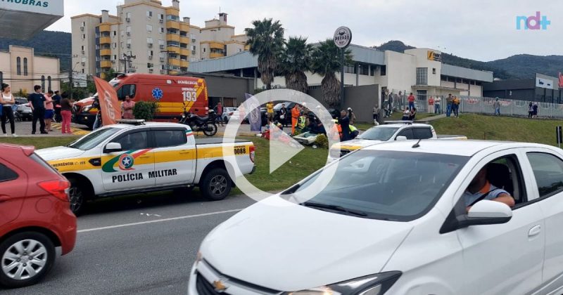 Homem de 50 anos bateu em uma placa na entrada de um posto de gasolina e precisou ser levado &agrave;s pressas para o hospital – Foto: PMRV/Divulga&ccedil;&atilde;o/ND
