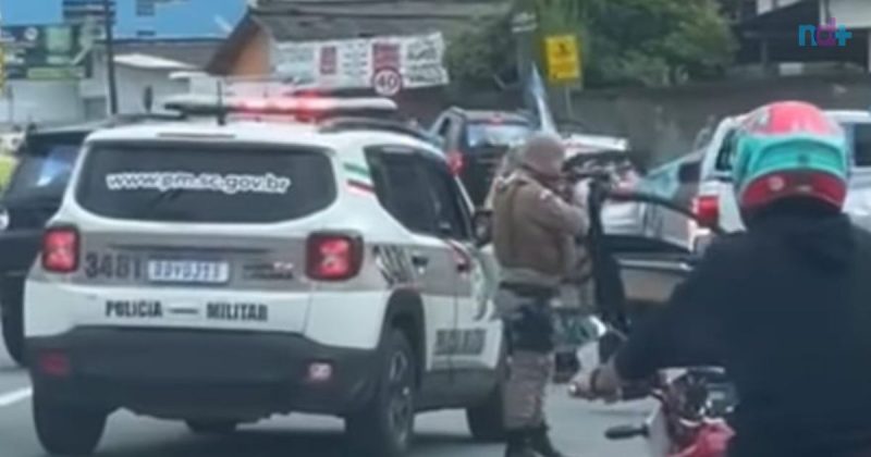 Pol&iacute;cia Militar interrompe carreata de candidato em Cambori&uacute; – Foto: Reprodu&ccedil;&atilde;o/Internet