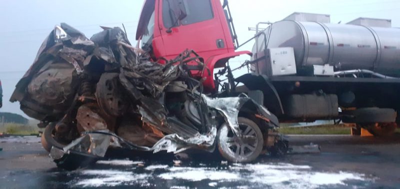 Com a viol&ecirc;ncia do impacto, o autom&oacute;vel ficou irreconhec&iacute;vel. – Foto: Corpo de Bombeiros/ND