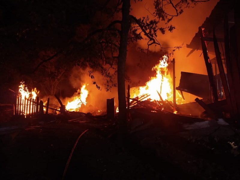 Foram utilizados cerca de 28 mil litros de &aacute;gua para o combate &agrave;s chamas. – Foto: Corpo de Bombeiros/ND