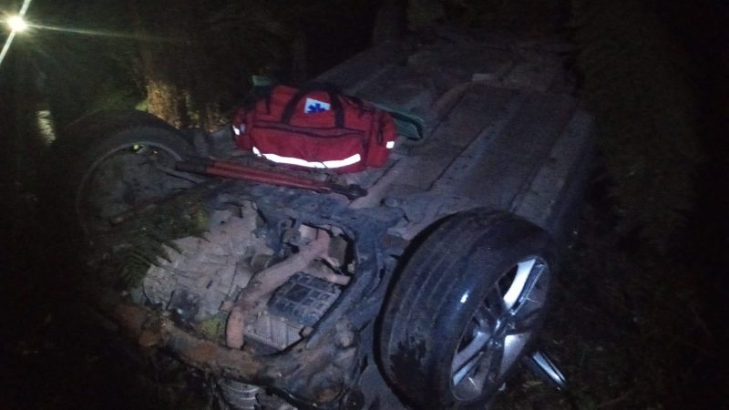 Uma mulher e uma crian&ccedil;a ficaram feridas no acidente registrado na noite de domingo (18). – Foto: Corpo de Bombeiros/ND