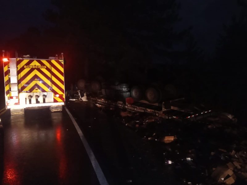 Um homem de 28 anos ficou preso nas ferragens ap&oacute;s o caminh&atilde;o que conduzia capotar na SC-355 em Ibiam. – Foto: Corpo de Bombeiros/ND
