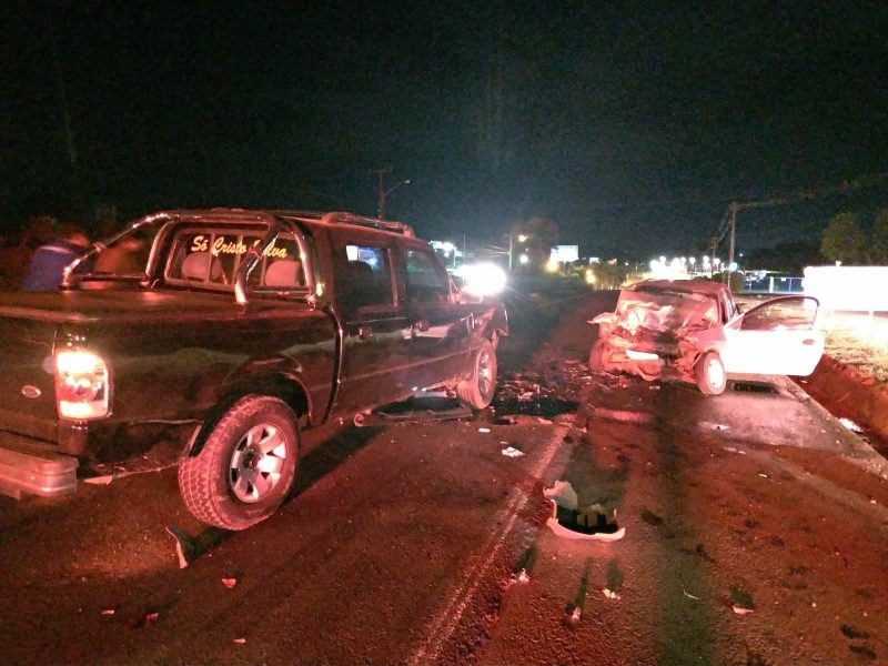 Ap&oacute;s o atendimento no local, o motorista da camionete e da motocicleta foram encaminhados para o HRO. – Foto: Corpo de Bombeiros/ND