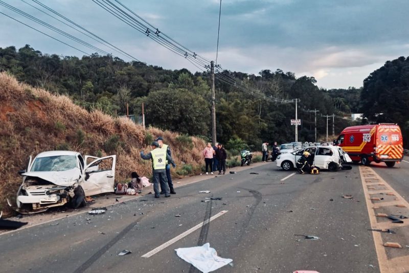 Acidente envolveu tr&ecirc;s carros. – Foto: Corpo de Bombeiros/Divulga&ccedil;&atilde;o/ND