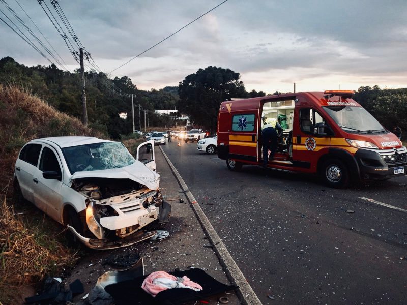 Acidente envolveu tr&ecirc;s carros. – Foto: Corpo de Bombeiros/Divulga&ccedil;&atilde;o/ND