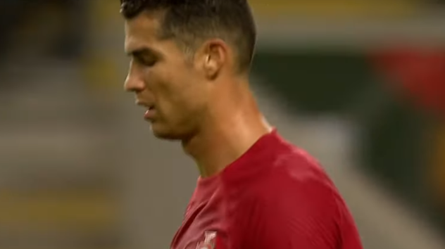 Cristiano Ronaldo triste ap&oacute;s elimina&ccedil;&atilde;o – Foto: Reprodu&ccedil;&atilde;o Youtube