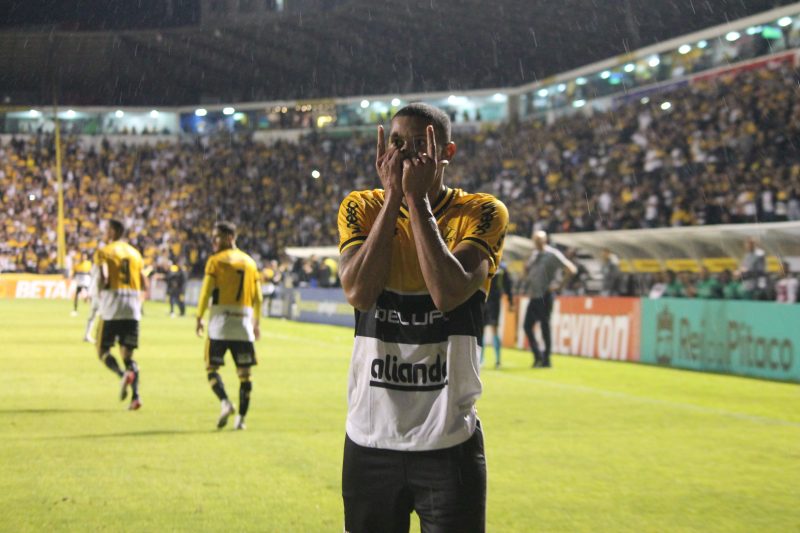 Criciúma vence a Chapecoense no Heriberto Hülse