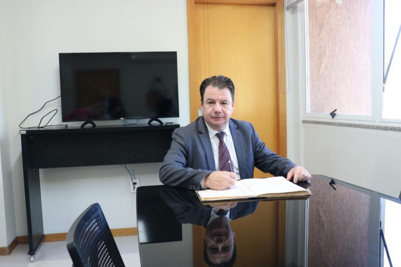 Prefeito em exerc&iacute;cio durante assinatura do termo de posse – Foto: Divulga&ccedil;&atilde;o/Prefeitura BC/ND