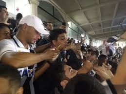 Cabo Daciolo no meio da torcida do Vasco: apelo a Deus pela vaga na S&eacute;rie A – Foto: Reprodu&ccedil;&atilde;o