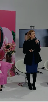 A oncolgista D&eacute;bora Tagliato explica os fatores de risco para o c&acirc;ncer de mama – Foto: Luciana Barros/ND