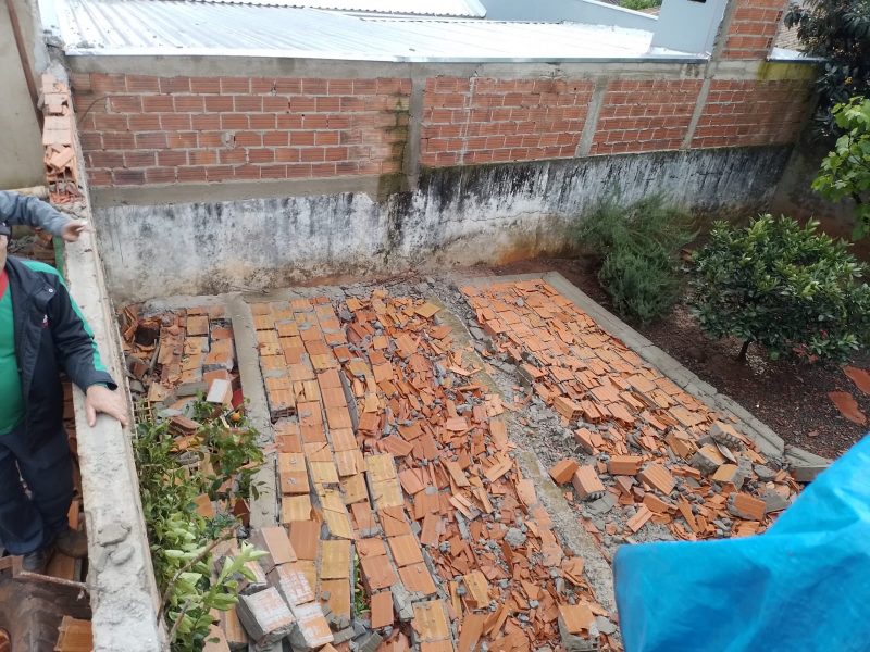 O muro tinha cerca de oito metros. – Foto: Defesa Civil/ND