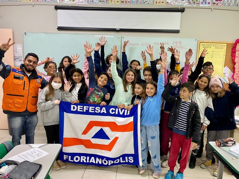 O programa ensina a crian&ccedil;as e adolescentes qual &eacute; o papel e a atua&ccedil;&atilde;o da organiza&ccedil;&atilde;o – Foto: Defesa Civil vai &agrave; escola