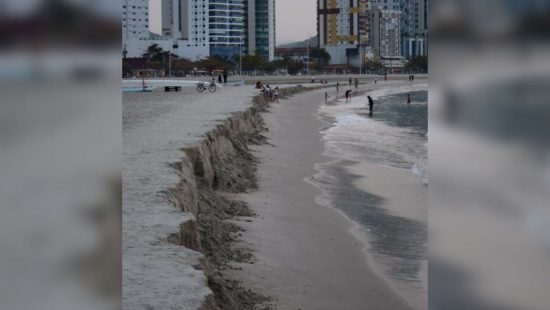 Obra cria faixa de praia com 'areia movediça' e causa acidentes em  Balneário Camboriú (SC) - Notícias - R7 JR na TV