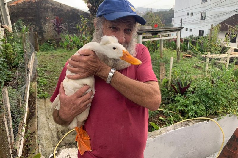 Seu Valdecir se emociona ao falar de Luan, seu marreco de estima&ccedil;&atilde;o – Foto: Mikael Melo/NDTV