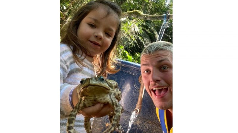 Irm&atilde;os est&atilde;o fazendo sucesso na internet com v&iacute;deos em que a ca&ccedil;ula aparece brincando com sapos – Foto: Divulga&ccedil;&atilde;o/Redes sociais/ND