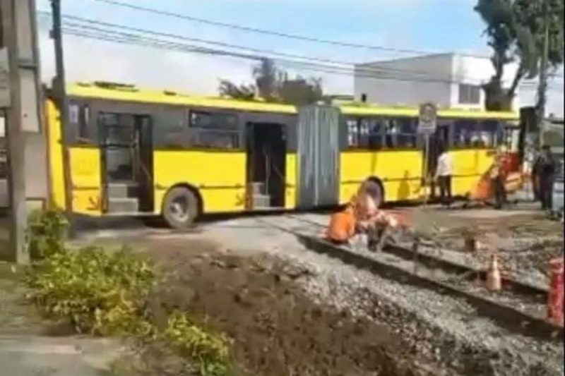 &Ocirc;nibus ficou preso em trecho de linha f&eacute;rrea que passou por manuten&ccedil;&atilde;o no fim de semana – Foto: Reprodu&ccedil;&atilde;o/Internet