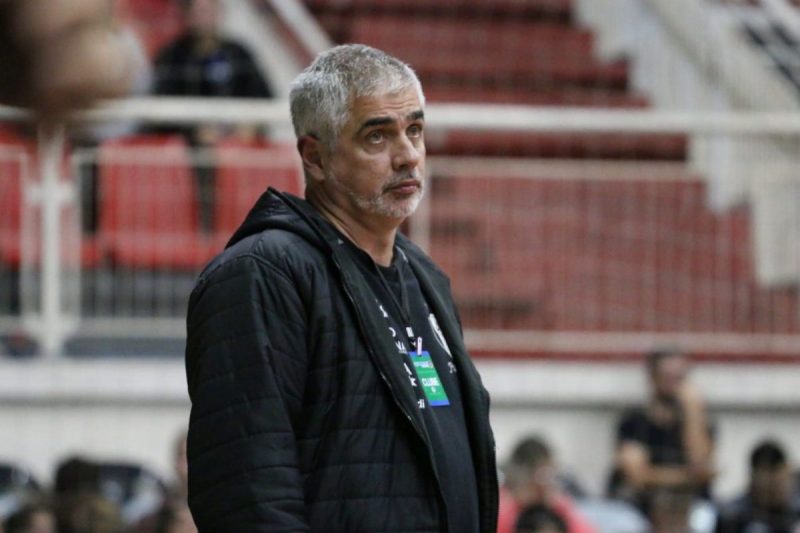 T&eacute;cnico Paulinho Gambier &eacute; afastado para tratamento de sa&uacute;de – Foto: Juliano Schmidt/JEC Futsal/Divulga&ccedil;&atilde;o/ND